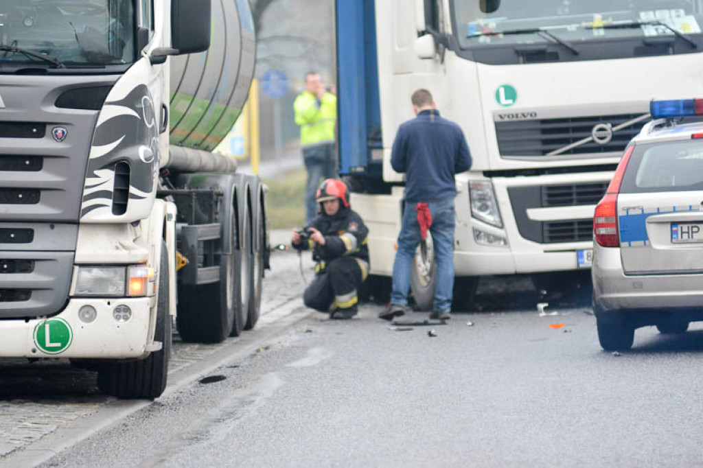 Czołowe zderzenie busa z ciężarówką w Kolnicy. Kierowca zakleszczony w pojeździe