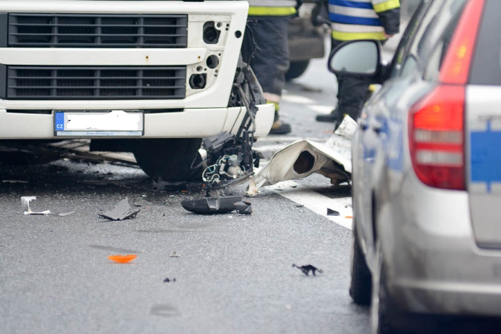 Czołowe zderzenie busa z ciężarówką w Kolnicy. Kierowca zakleszczony w pojeździe