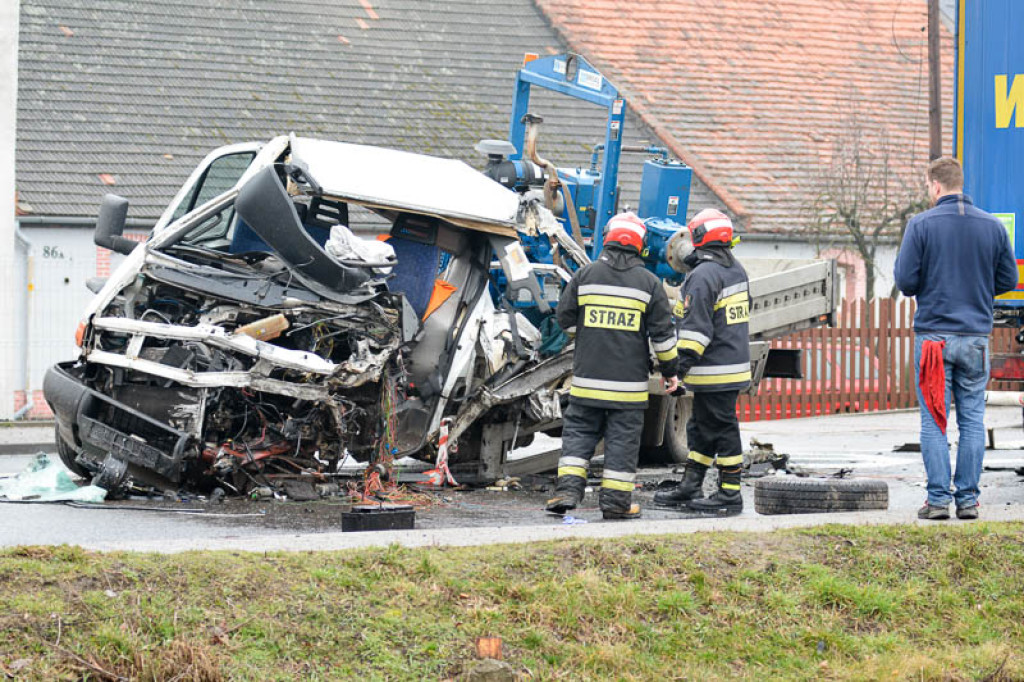 Czołowe zderzenie busa z ciężarówką w Kolnicy. Kierowca zakleszczony w pojeździe