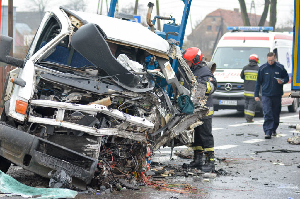 Czołowe zderzenie busa z ciężarówką w Kolnicy. Kierowca zakleszczony w pojeździe
