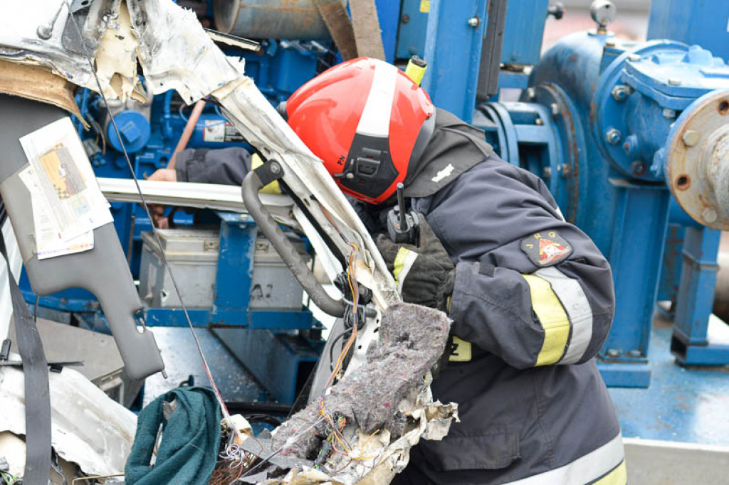 Czołowe zderzenie busa z ciężarówką w Kolnicy. Kierowca zakleszczony w pojeździe