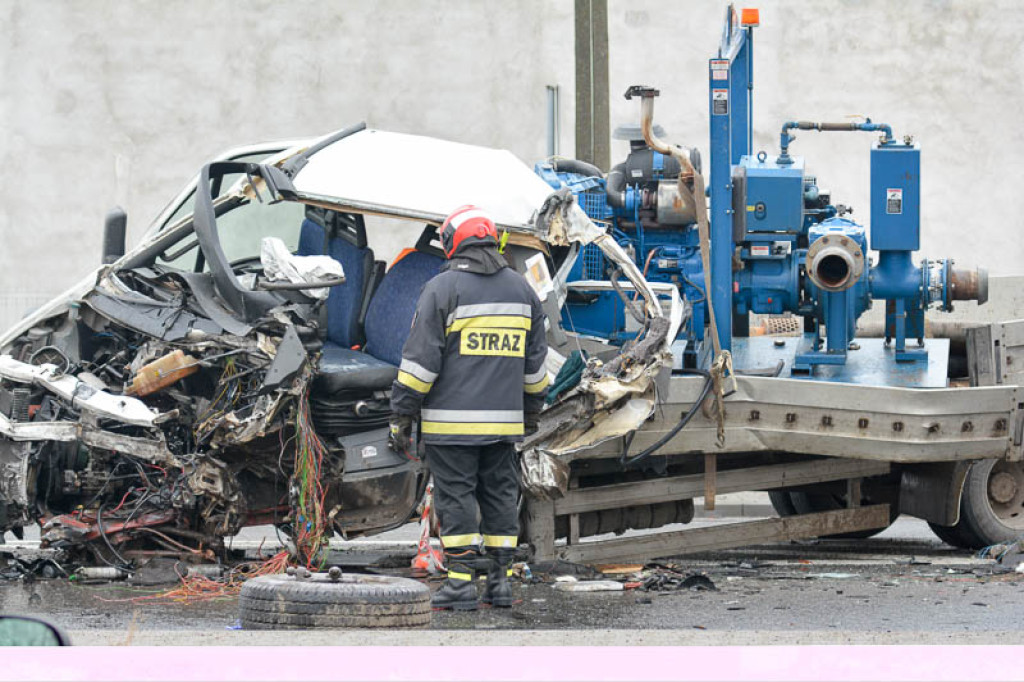 Czołowe zderzenie busa z ciężarówką w Kolnicy. Kierowca zakleszczony w pojeździe