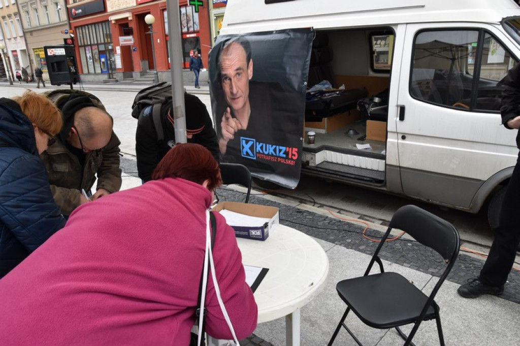 Brzeżanie składali podpisy pod wnioskiem o referendum w sprawie uchodźców