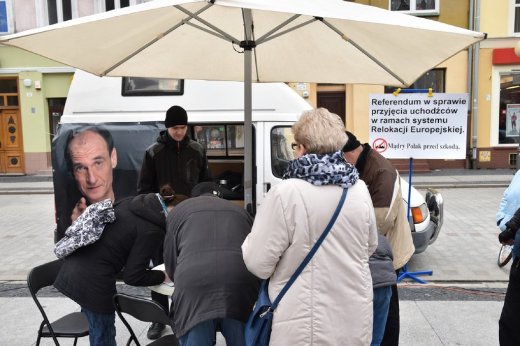 Brzeżanie składali podpisy pod wnioskiem o referendum w sprawie uchodźców