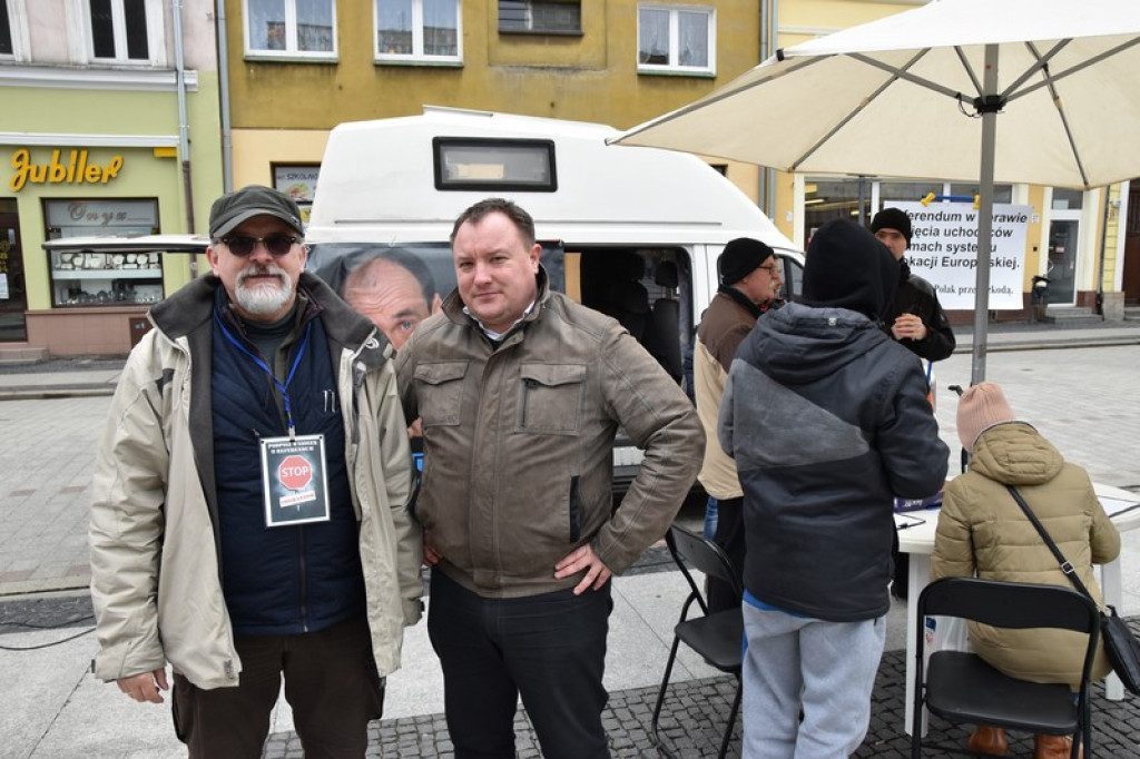 Brzeżanie składali podpisy pod wnioskiem o referendum w sprawie uchodźców