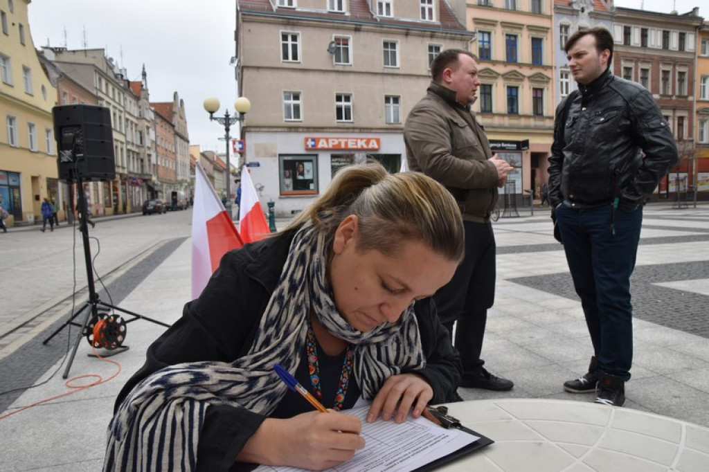 Brzeżanie składali podpisy pod wnioskiem o referendum w sprawie uchodźców