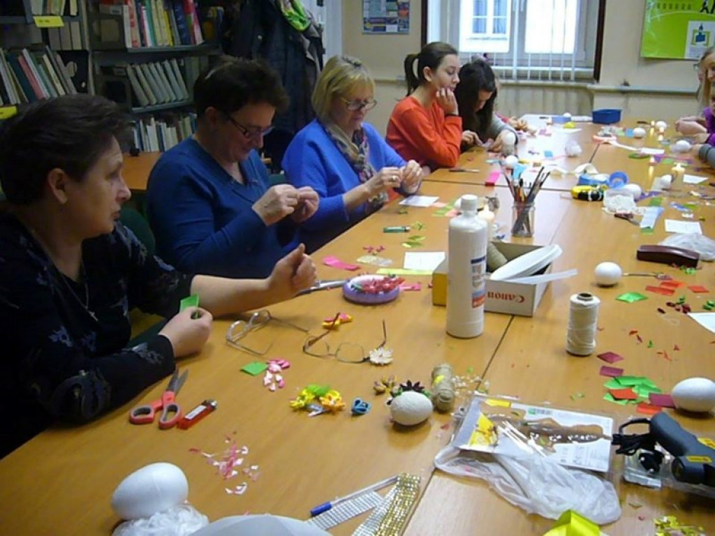 Wielkanocne warsztaty rękodzieła w grodkowskiej bibliotece