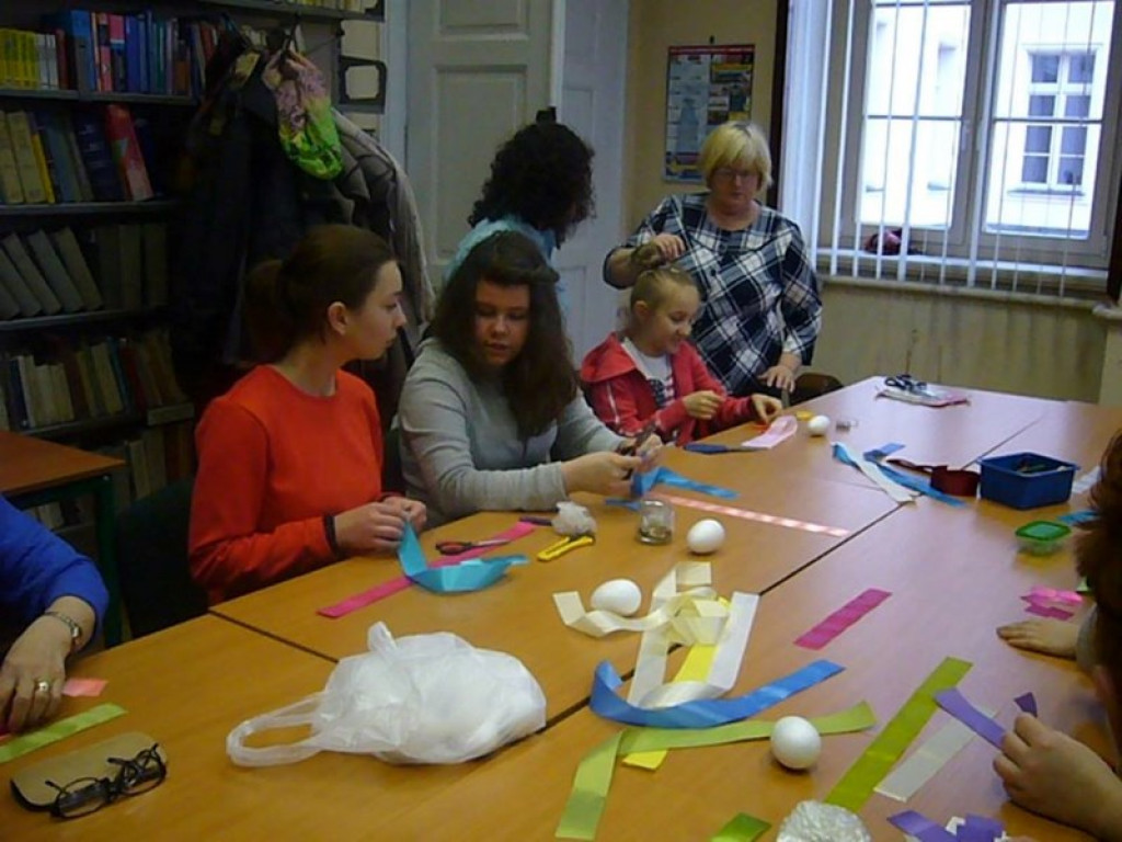 Wielkanocne warsztaty rękodzieła w grodkowskiej bibliotece