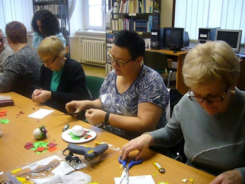 Wielkanocne warsztaty rękodzieła w grodkowskiej bibliotece