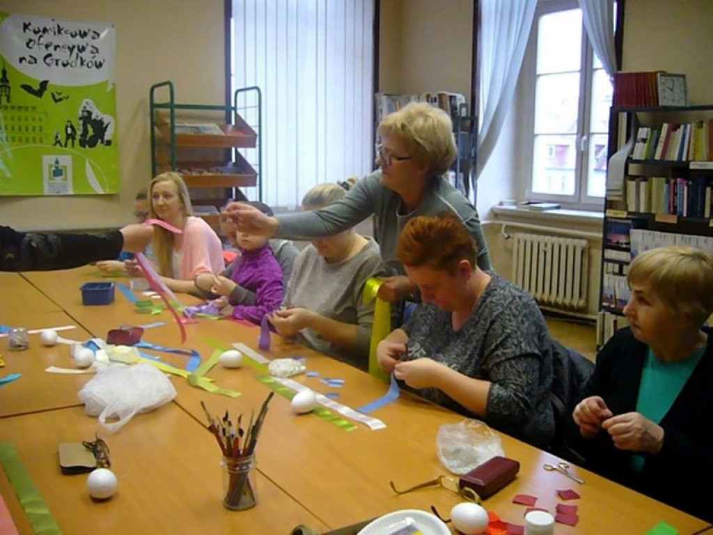 Wielkanocne warsztaty rękodzieła w grodkowskiej bibliotece