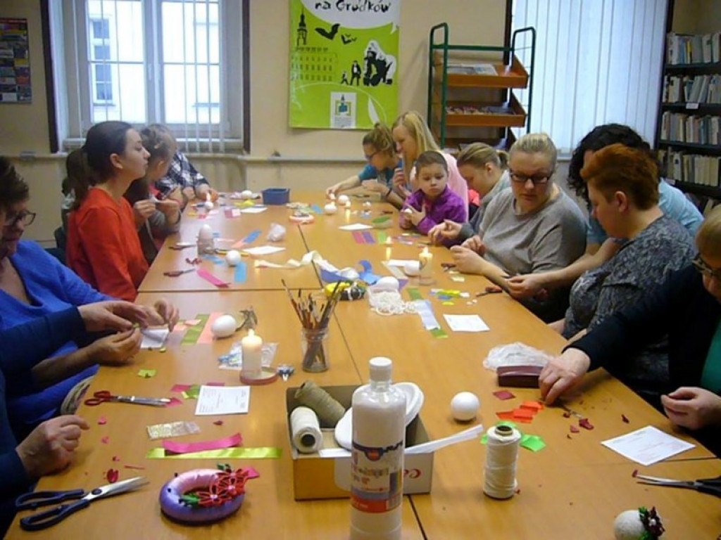 Wielkanocne warsztaty rękodzieła w grodkowskiej bibliotece