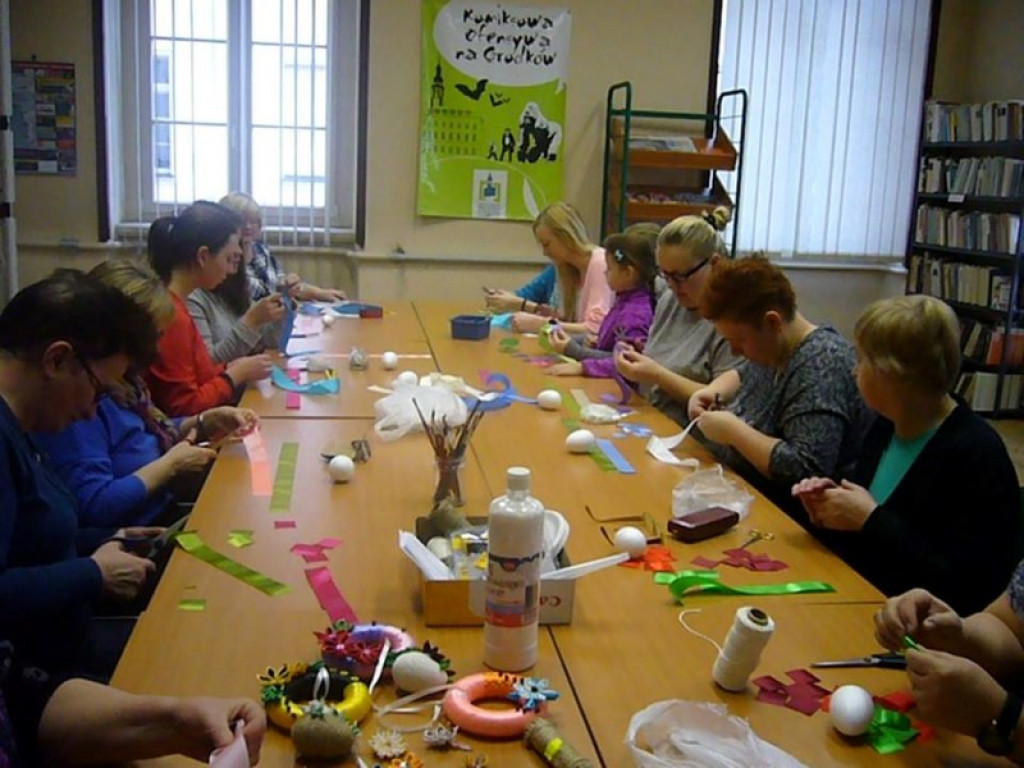 Wielkanocne warsztaty rękodzieła w grodkowskiej bibliotece