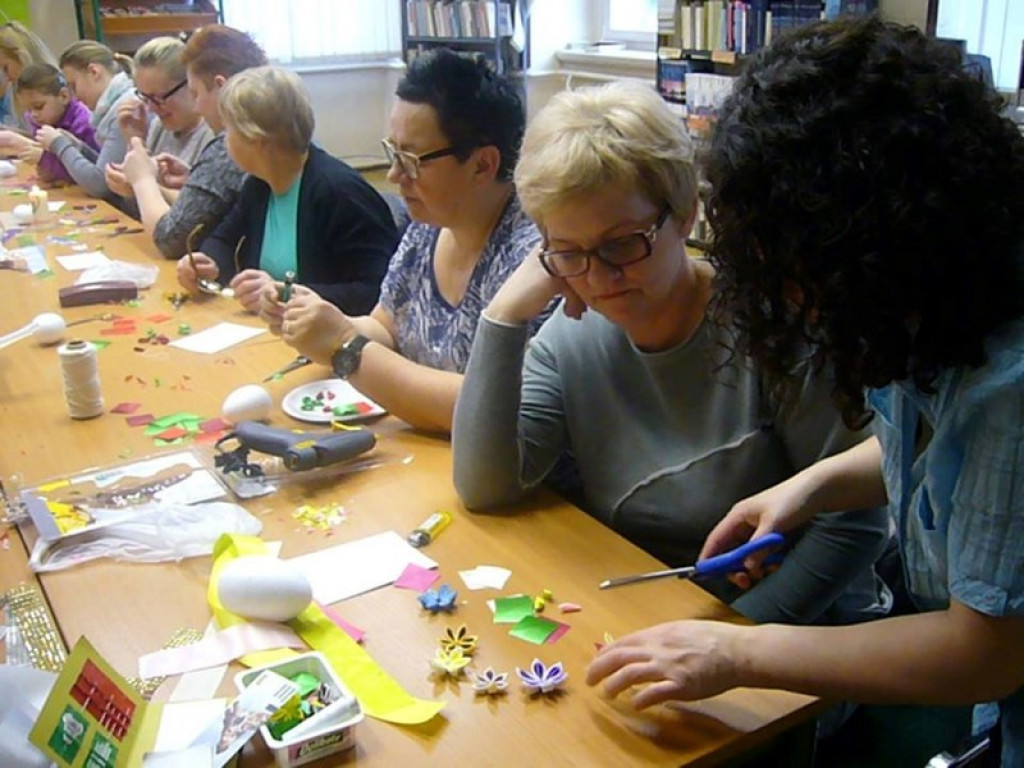 Wielkanocne warsztaty rękodzieła w grodkowskiej bibliotece