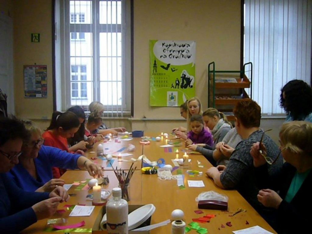 Wielkanocne warsztaty rękodzieła w grodkowskiej bibliotece