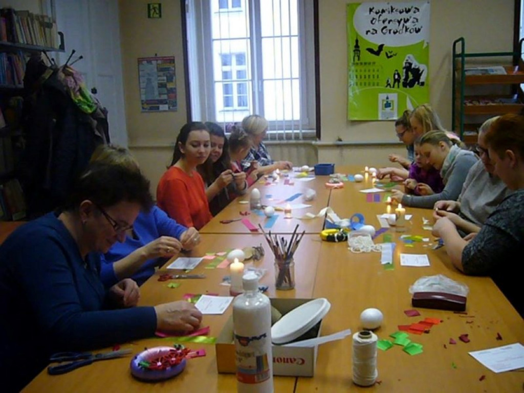 Wielkanocne warsztaty rękodzieła w grodkowskiej bibliotece