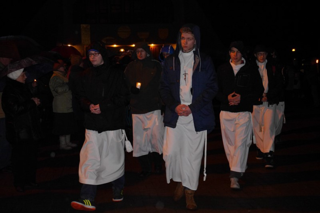 XVI Droga Krzyżowa w Brzegu [fotorelacja]