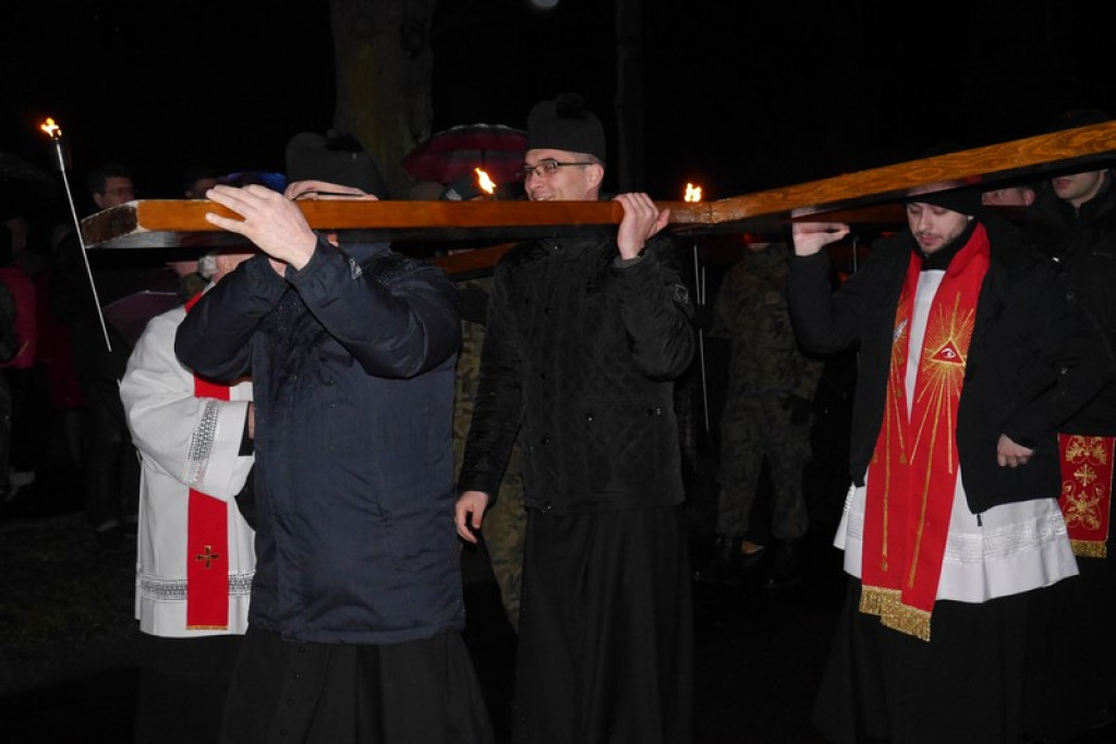 XVI Droga Krzyżowa w Brzegu [fotorelacja]
