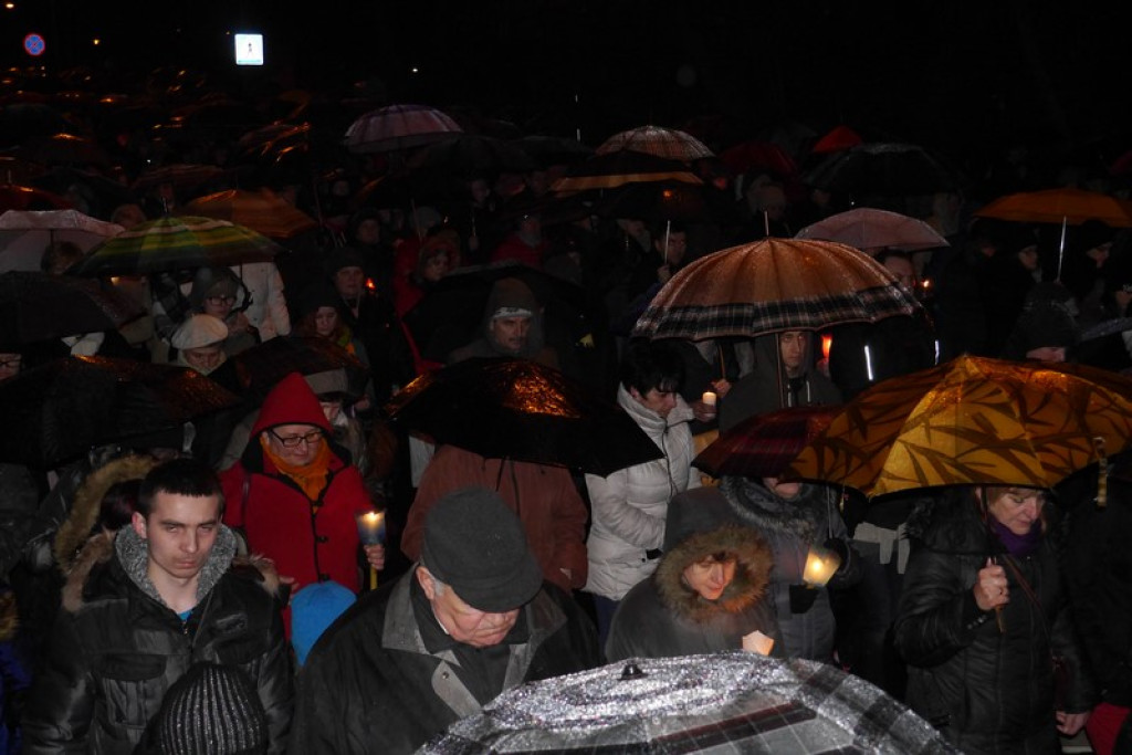 XVI Droga Krzyżowa w Brzegu [fotorelacja]