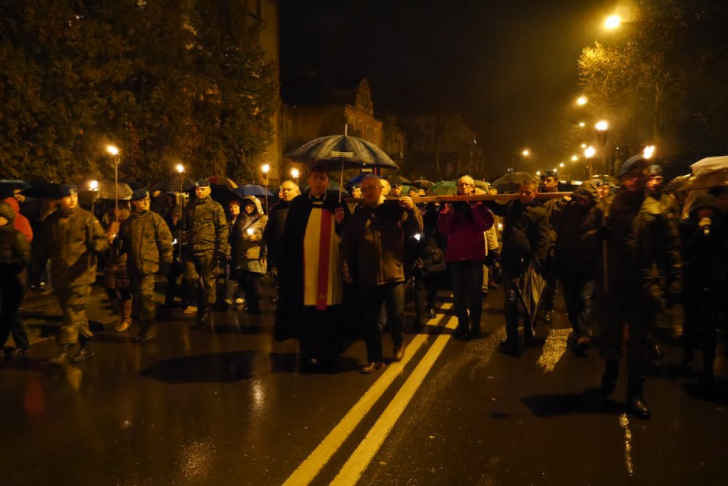 XVI Droga Krzyżowa w Brzegu [fotorelacja]