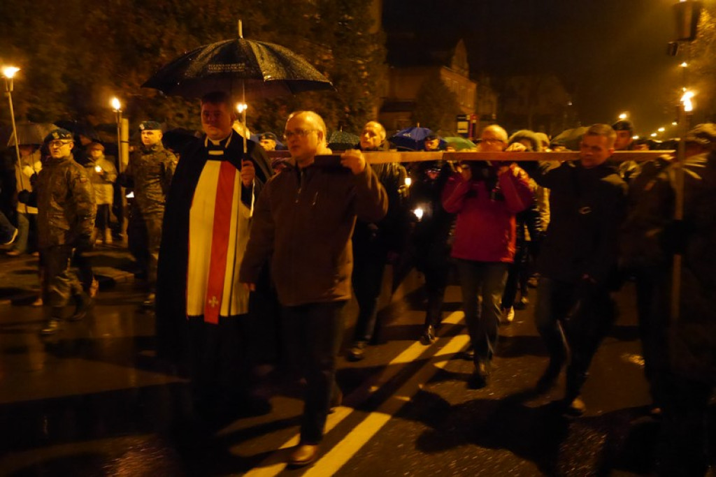 XVI Droga Krzyżowa w Brzegu [fotorelacja]