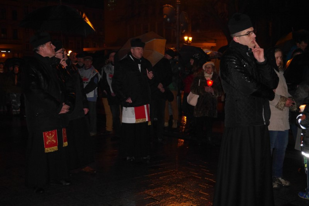 XVI Droga Krzyżowa w Brzegu [fotorelacja]