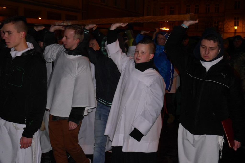XVI Droga Krzyżowa w Brzegu [fotorelacja]