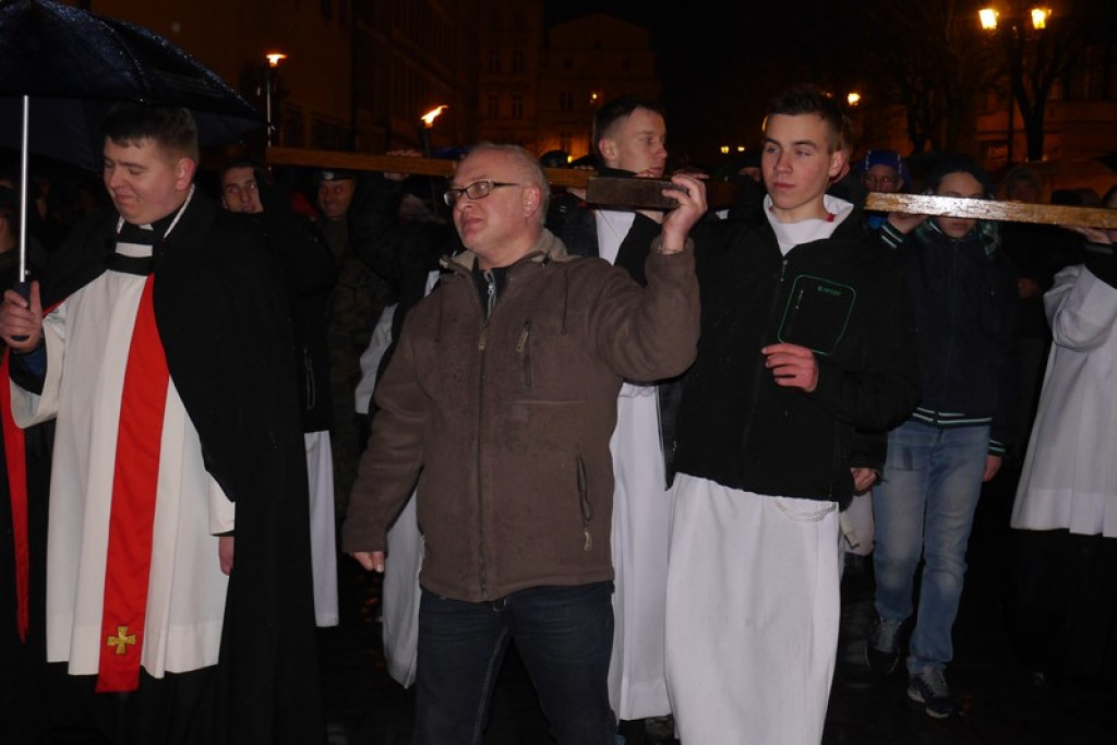 XVI Droga Krzyżowa w Brzegu [fotorelacja]