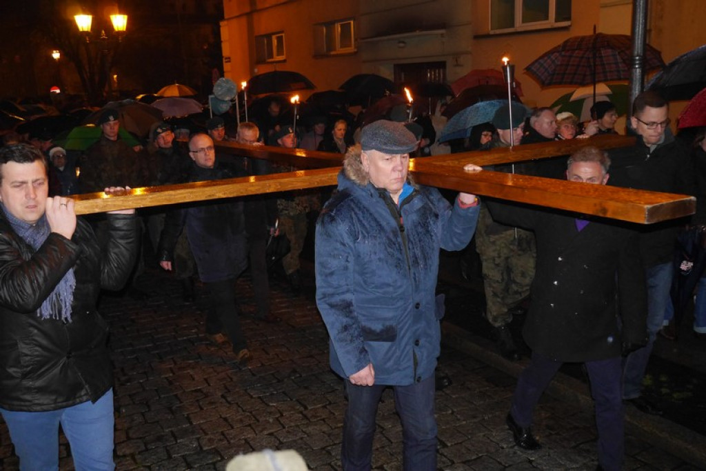 XVI Droga Krzyżowa w Brzegu [fotorelacja]