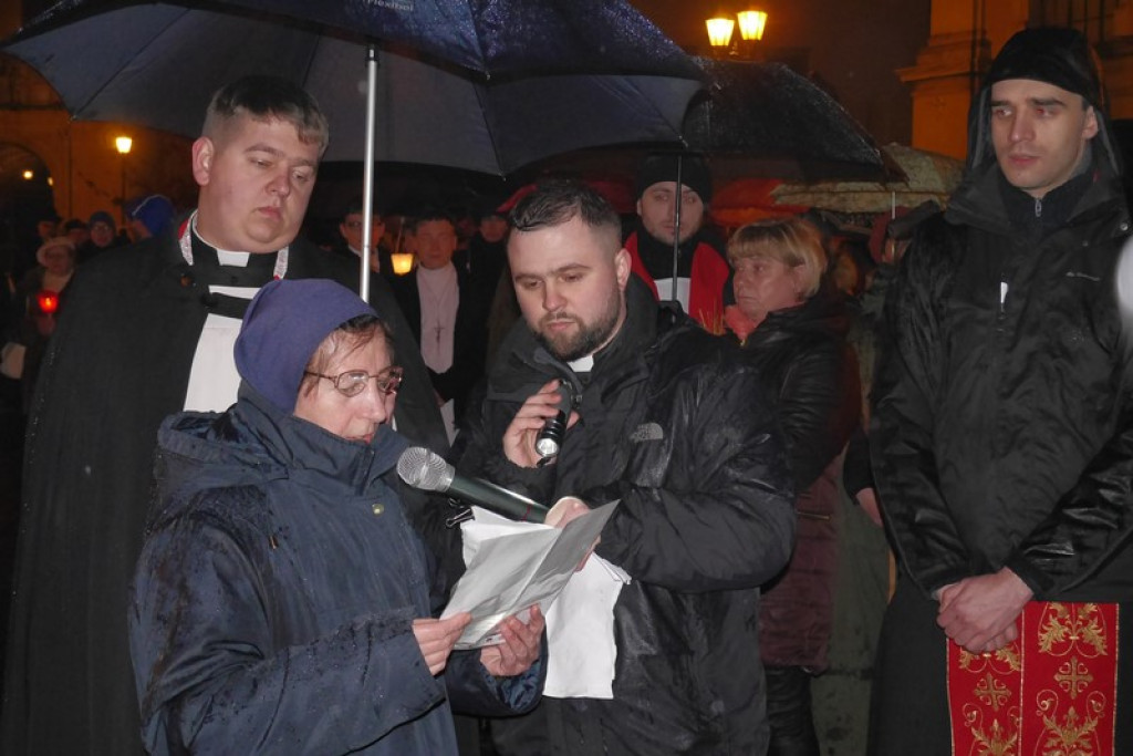 XVI Droga Krzyżowa w Brzegu [fotorelacja]