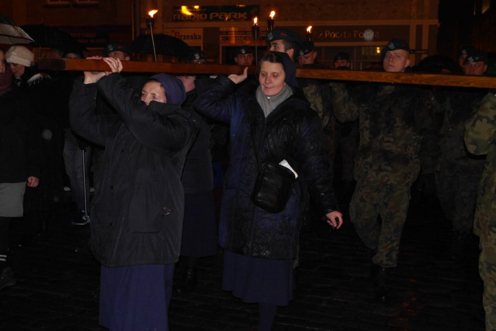 XVI Droga Krzyżowa w Brzegu [fotorelacja]