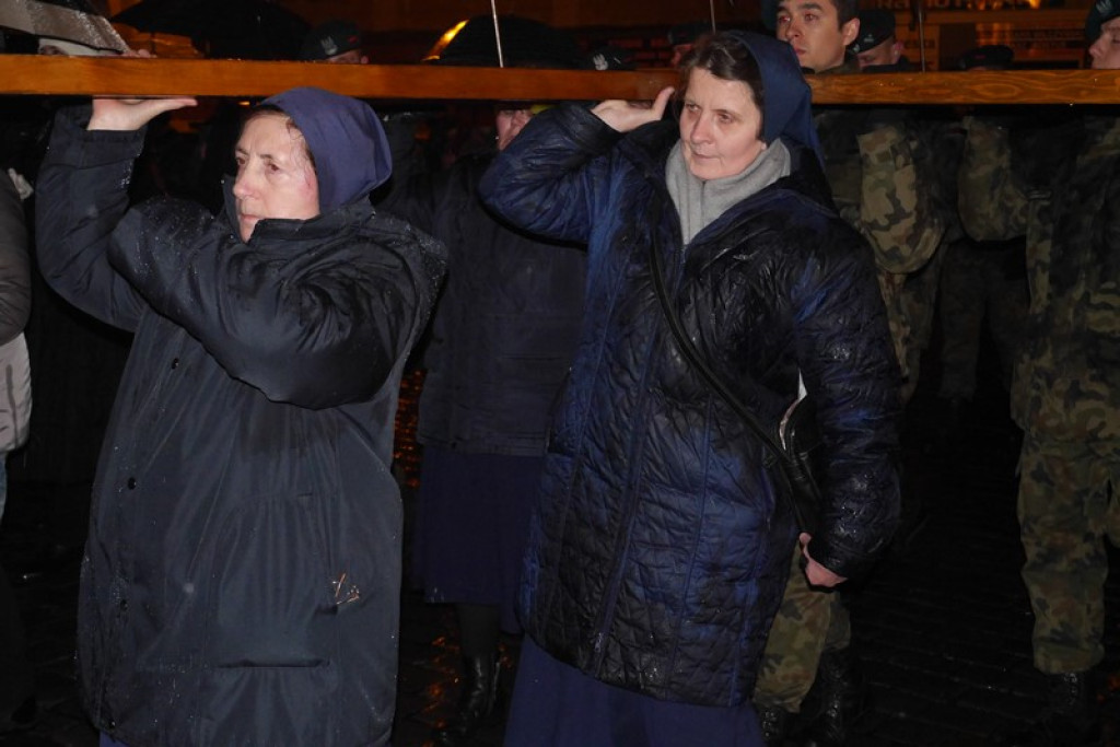 XVI Droga Krzyżowa w Brzegu [fotorelacja]