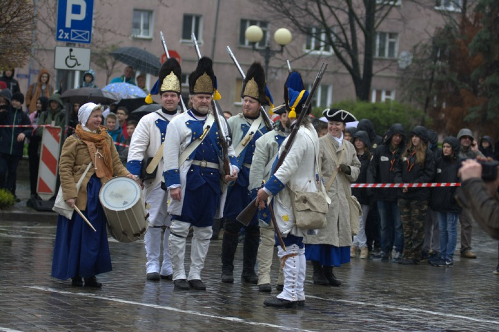 Apel, defilada i rekonstrukcja oblężenia twierdzy Brzeg [galeria zdjęć + wideo]
