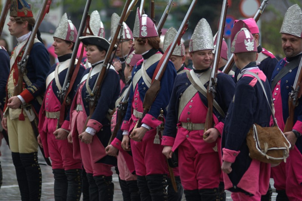 Apel, defilada i rekonstrukcja oblężenia twierdzy Brzeg [galeria zdjęć + wideo]