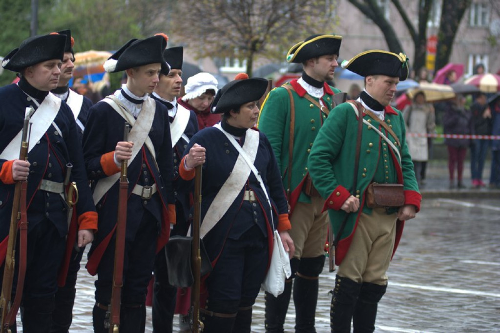 Apel, defilada i rekonstrukcja oblężenia twierdzy Brzeg [galeria zdjęć + wideo]