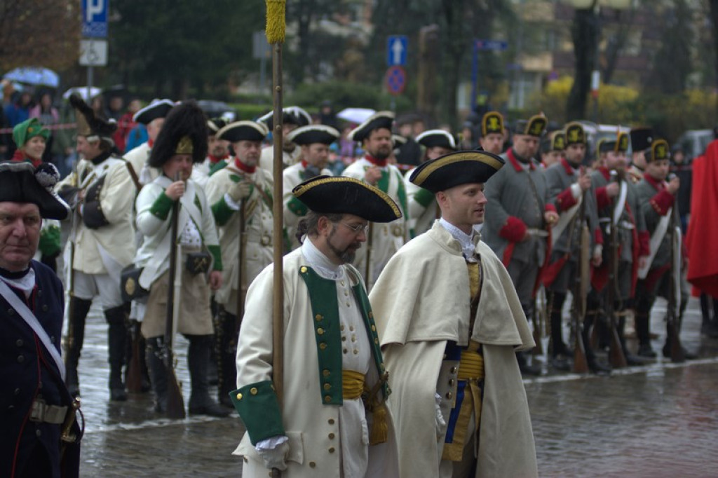 Apel, defilada i rekonstrukcja oblężenia twierdzy Brzeg [galeria zdjęć + wideo]