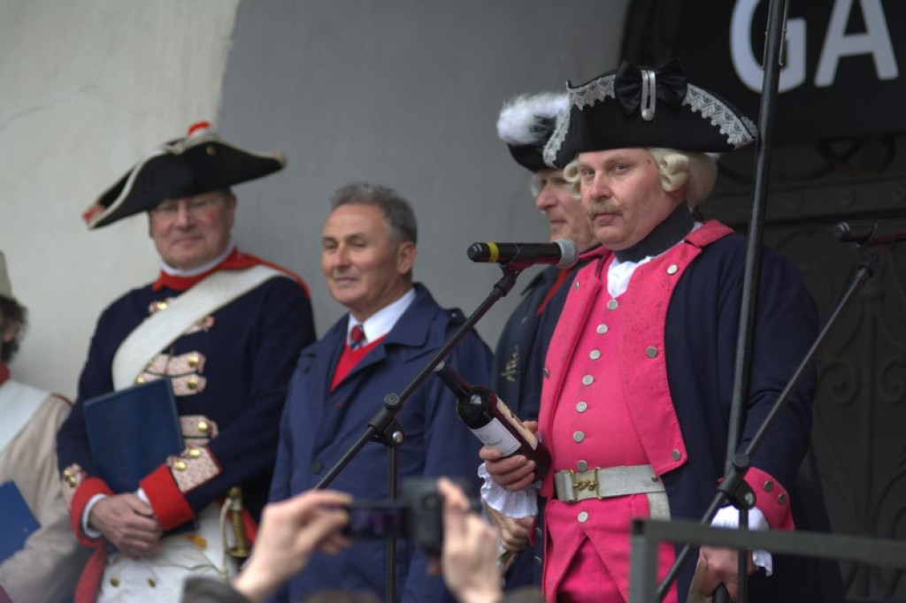 Apel, defilada i rekonstrukcja oblężenia twierdzy Brzeg [galeria zdjęć + wideo]