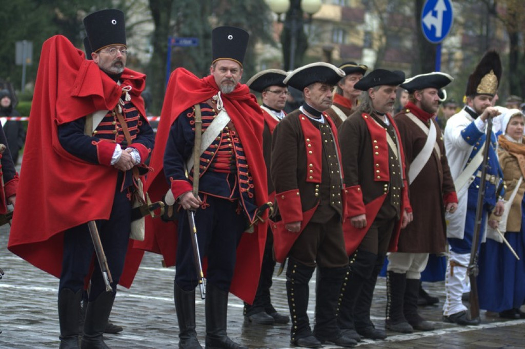 Apel, defilada i rekonstrukcja oblężenia twierdzy Brzeg [galeria zdjęć + wideo]