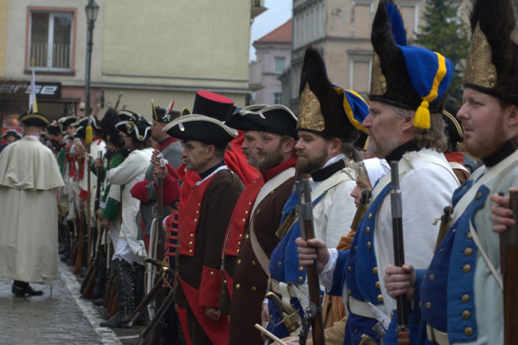 Apel, defilada i rekonstrukcja oblężenia twierdzy Brzeg [galeria zdjęć + wideo]