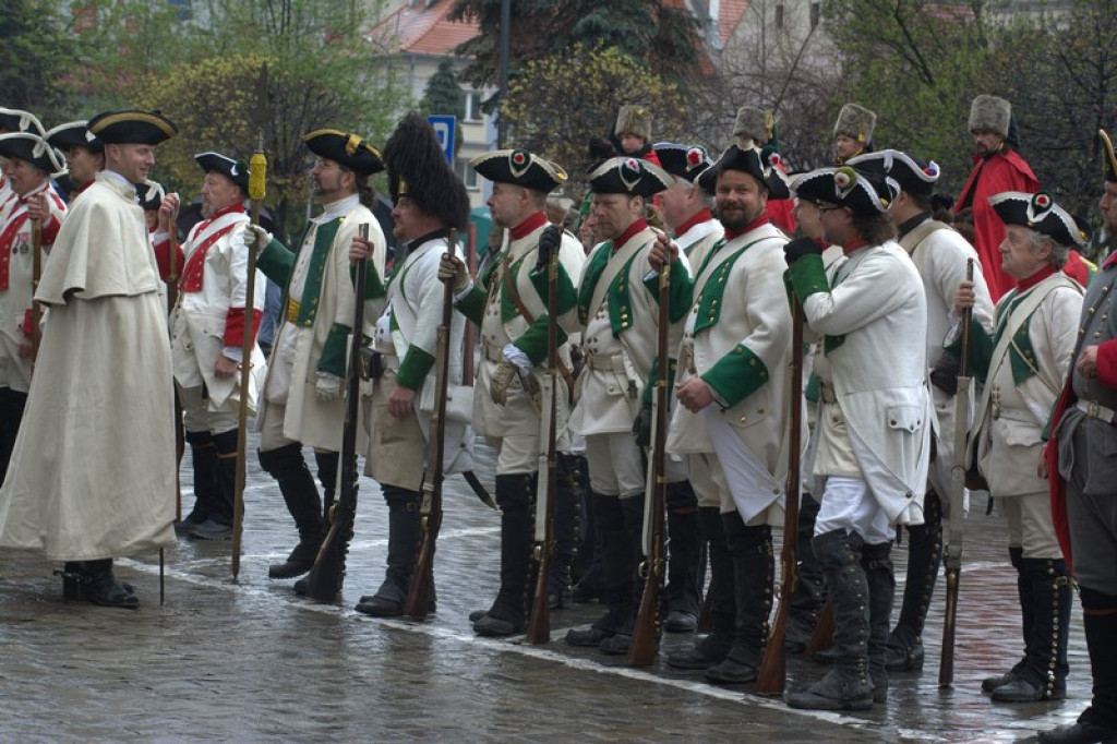 Apel, defilada i rekonstrukcja oblężenia twierdzy Brzeg [galeria zdjęć + wideo]