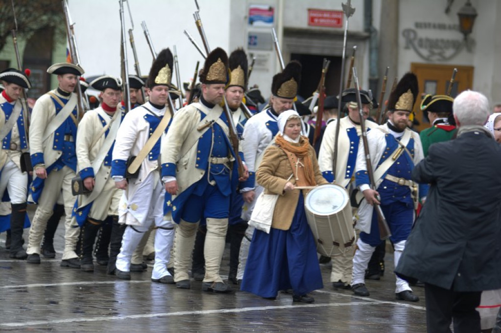 Apel, defilada i rekonstrukcja oblężenia twierdzy Brzeg [galeria zdjęć + wideo]