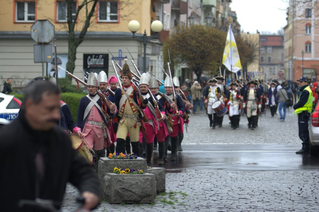 Apel, defilada i rekonstrukcja oblężenia twierdzy Brzeg [galeria zdjęć + wideo]