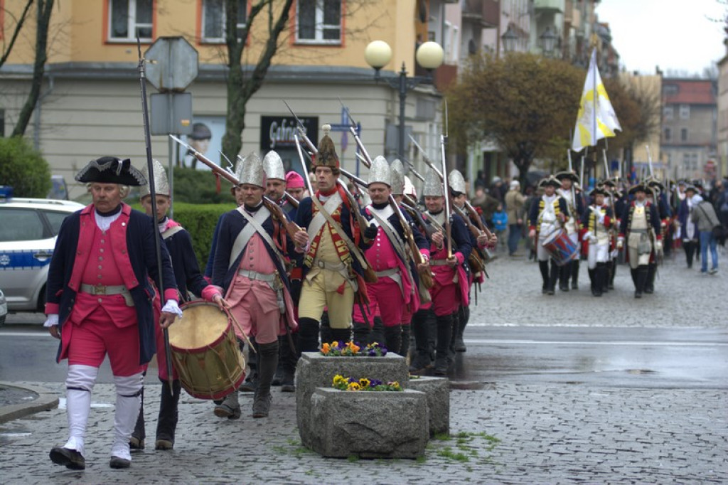 Apel, defilada i rekonstrukcja oblężenia twierdzy Brzeg [galeria zdjęć + wideo]