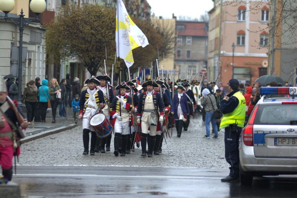 Apel, defilada i rekonstrukcja oblężenia twierdzy Brzeg [galeria zdjęć + wideo]