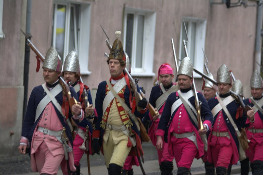 Apel, defilada i rekonstrukcja oblężenia twierdzy Brzeg [galeria zdjęć + wideo]