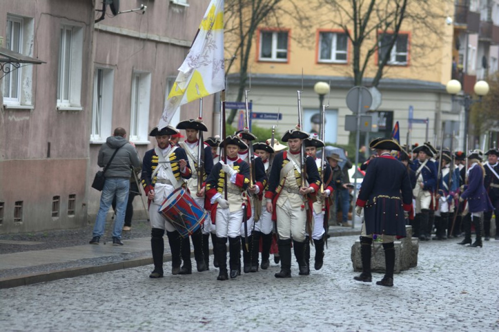 Apel, defilada i rekonstrukcja oblężenia twierdzy Brzeg [galeria zdjęć + wideo]