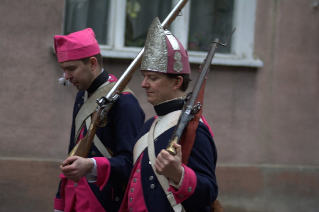 Apel, defilada i rekonstrukcja oblężenia twierdzy Brzeg [galeria zdjęć + wideo]