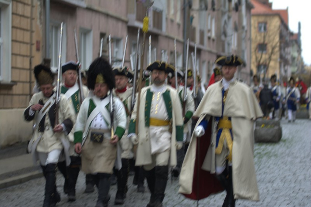 Apel, defilada i rekonstrukcja oblężenia twierdzy Brzeg [galeria zdjęć + wideo]