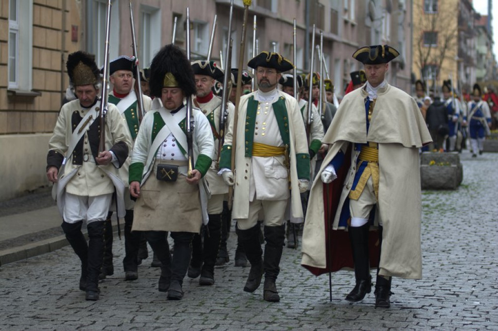 Apel, defilada i rekonstrukcja oblężenia twierdzy Brzeg [galeria zdjęć + wideo]
