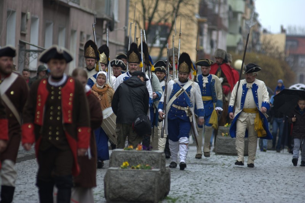 Apel, defilada i rekonstrukcja oblężenia twierdzy Brzeg [galeria zdjęć + wideo]