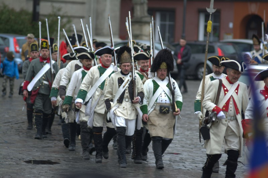 Apel, defilada i rekonstrukcja oblężenia twierdzy Brzeg [galeria zdjęć + wideo]